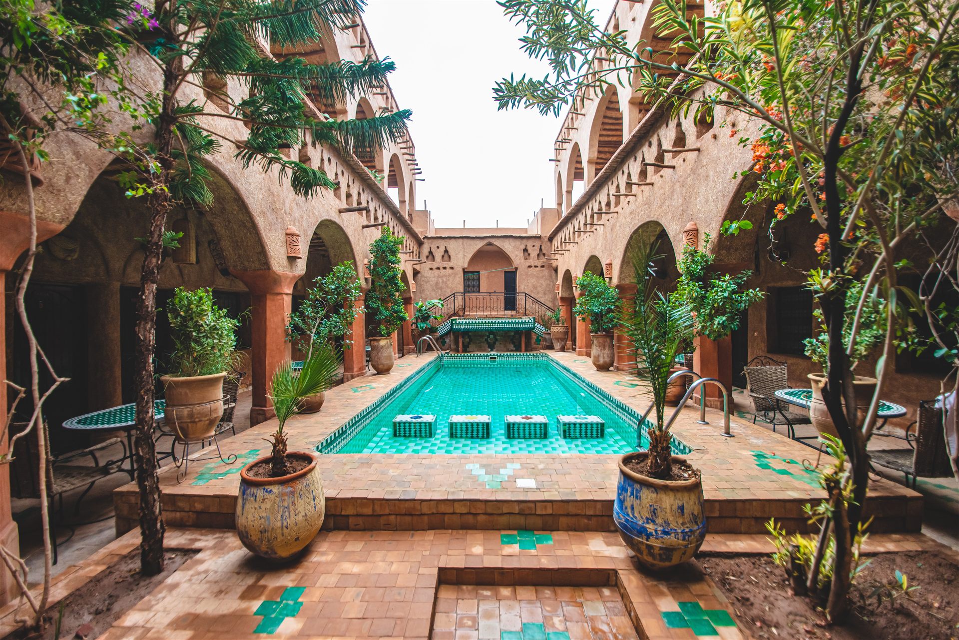 Piscine du Riad Maktoub avec vue sur la Kasbah d'Aït Ben Haddou